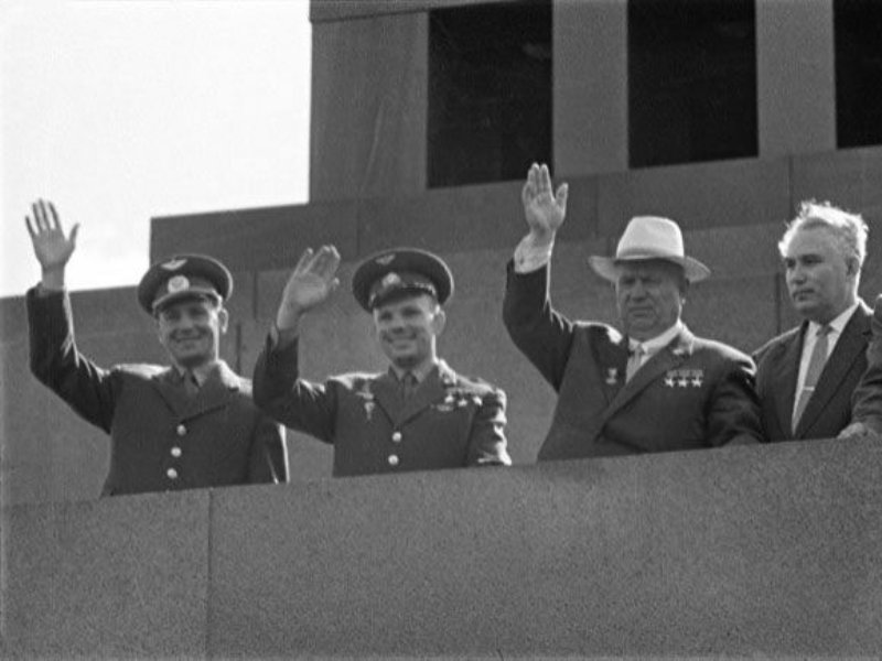 После успешного завершения ясско. Титов Гагарин Хрущев. Встреча Германа Титова. Гагарин на красной площади 1961.